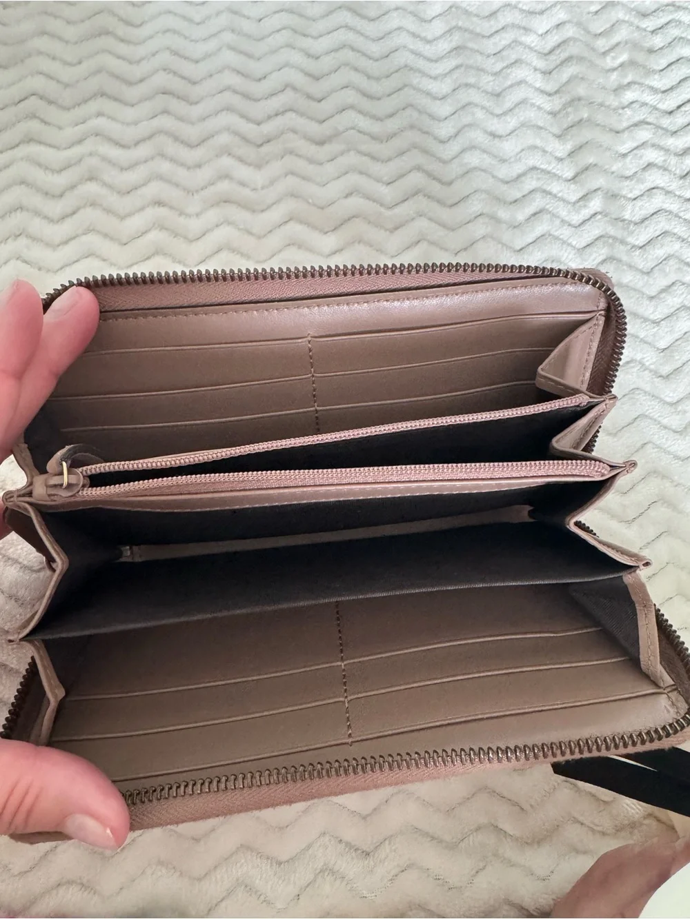 Gucci Mauve Taupe Chevron Quilted GG Zip Wallet with Gold Hardware